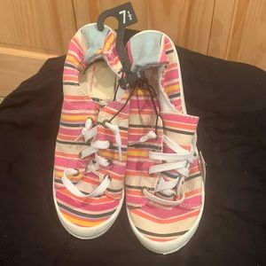 Cute and casual sneakers size 7 1/2